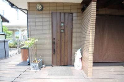 【玄関】 | 大津市荒川387-12　琵琶湖に面する戸建 | 2026年7月撮影、建物玄関、AIで荷物を消しています