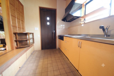 【玄関】 | 大津市荒川387-12　琵琶湖に面する戸建 | 2026年7月撮影、玄関からキッチン、AIで荷物を消しています