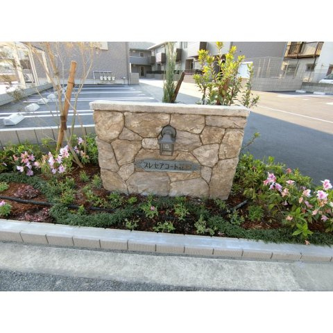プレセアコート花園　Ｂ棟のエントランス