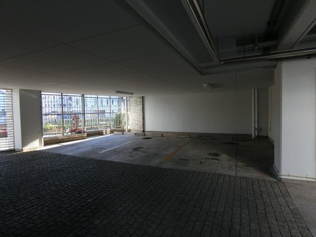 旭泉マンションの駐車場