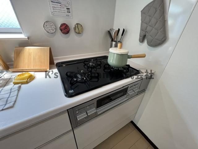 ●茅ヶ崎市小桜町　中古戸建◎のキッチン|同時進行ができる3口コンロ♪