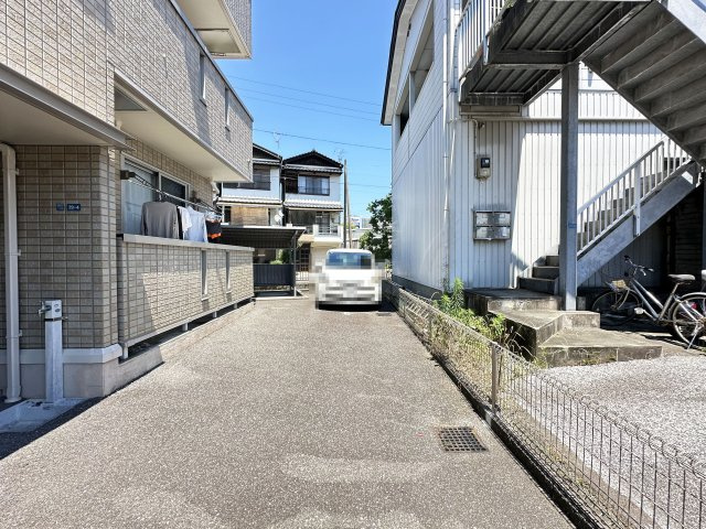 ジュネスあざみの駐車場
