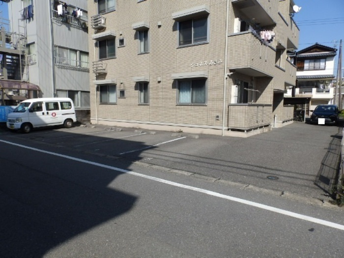 ジュネスあざみの駐車場|駐車場