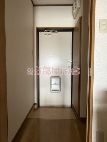 サンセットヒルズの玄関|収納もある玄関です