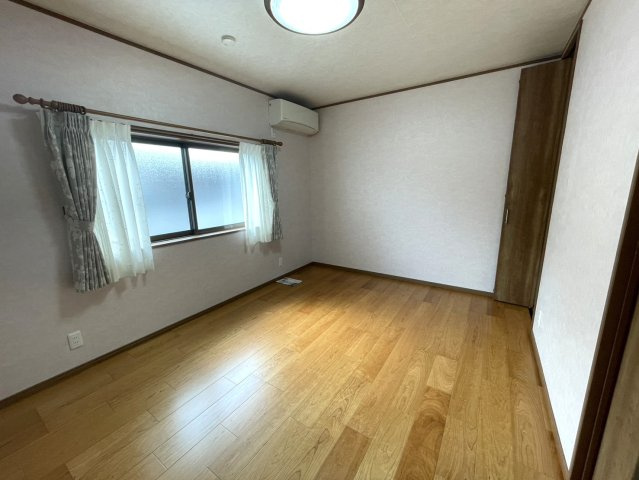 城北新町1丁目戸建ての洋室|2階北側、約6帖洋室