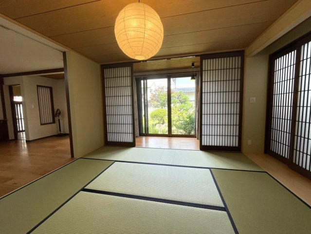 城北新町1丁目戸建ての和室|和室からはお庭が眺められます。
