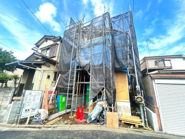 足立区東六月町新築戸建て【限定1棟】の外観|【8/9撮影】青空の下で少しずつ形になる、家族の未来が楽しみな住まい。
