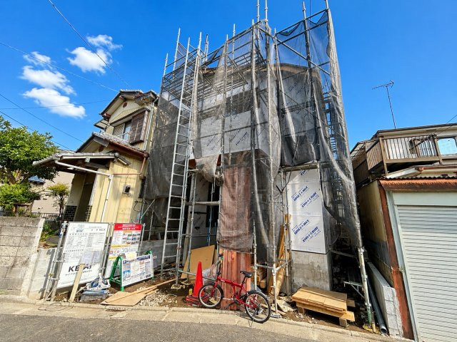 足立区東六月町新築戸建て【限定1棟】の前面道路含む現地写真|【8/30撮影】青空の下で少しずつ形になる、家族の未来が楽しみな住まい。
