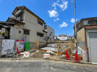 【外観】 | 足立区東六月町新築戸建て【限定1棟】 | 【7/24撮影】青空の下で少しずつ形になる、家族の未来が楽しみな住まい。