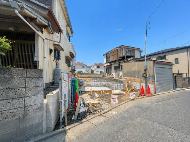 足立区東六月町新築戸建て【限定1棟】の前面道路含む現地写真|この場所に、家族の「ただいま」と笑顔があふれる毎日が始まります。