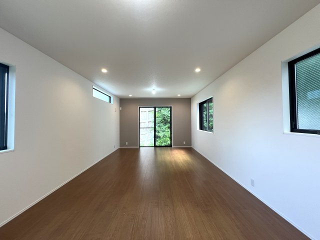 横浜なのに！？横浜だけど！？叶う自然を感じられ落ち着いた生活♪でも元町や中華街もしっかり生活圏で嬉しい♪な【中区本牧町2丁目新築戸建】の居間・リビング|ゆったり過ごせるリビングです