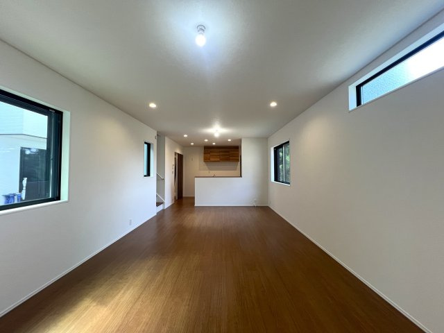 横浜なのに！？横浜だけど！？叶う自然を感じられ落ち着いた生活♪でも元町や中華街もしっかり生活圏で嬉しい♪な【中区本牧町2丁目新築戸建】の居間・リビング|こちらのリビングで趣味の時間をお楽しみください