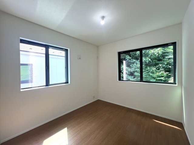 横浜なのに！？横浜だけど！？叶う自然を感じられ落ち着いた生活♪でも元町や中華街もしっかり生活圏で嬉しい♪な【中区本牧町2丁目新築戸建】の洋室|落ち着いた色調の洋室です
