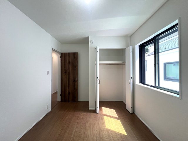 横浜なのに！？横浜だけど！？叶う自然を感じられ落ち着いた生活♪でも元町や中華街もしっかり生活圏で嬉しい♪な【中区本牧町2丁目新築戸建】の洋室|落ち着いた色調の洋室です