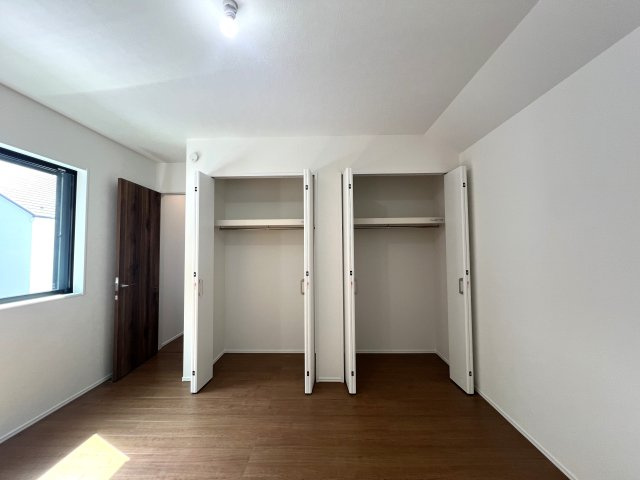 横浜なのに！？横浜だけど！？叶う自然を感じられ落ち着いた生活♪でも元町や中華街もしっかり生活圏で嬉しい♪な【中区本牧町2丁目新築戸建】の洋室|明るい洋室です