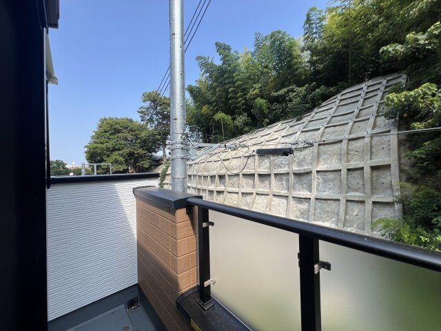 横浜なのに！？横浜だけど！？叶う自然を感じられ落ち着いた生活♪でも元町や中華街もしっかり生活圏で嬉しい♪な【中区本牧町2丁目新築戸建】のバルコニー|開放的で明るい空間を演出してくれるバルコニーです