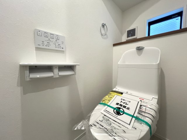横浜なのに！？横浜だけど！？叶う自然を感じられ落ち着いた生活♪でも元町や中華街もしっかり生活圏で嬉しい♪な【中区本牧町2丁目新築戸建】のトイレ|落ち着いた色調のトイレです