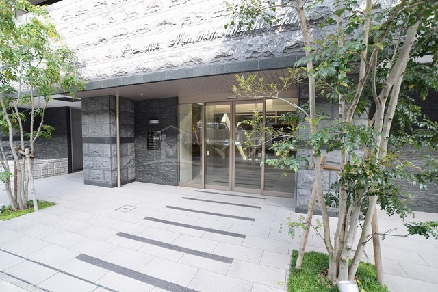大阪市北区南森町２丁目の賃貸マンションのエントランス