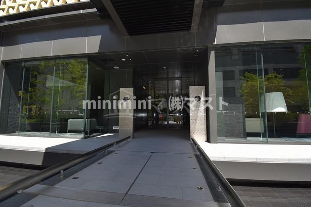 大阪市中央区南本町１丁目の賃貸マンションのエントランス