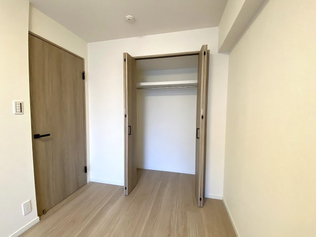 恒陽王子マンションの収納|収納
住まい全体をすっきりと保てるクローゼットや可動棚を新設。季節ものの衣類や生活用品のストックを効率よく整理整頓でき、居住スペースを広く有効的に活用できます。