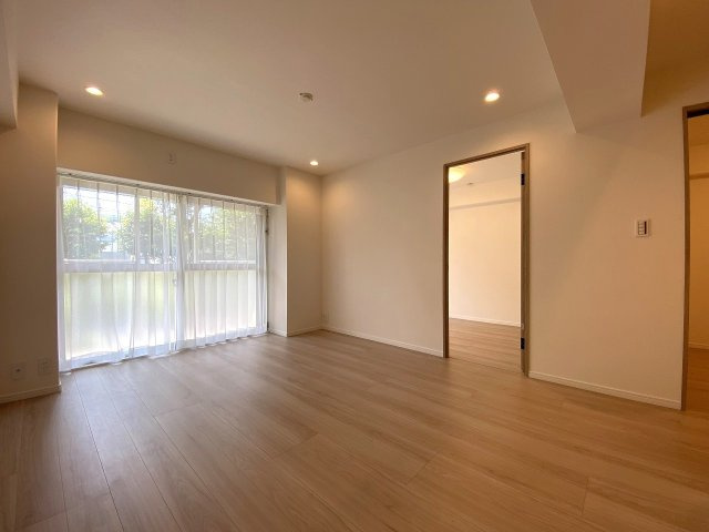 恒陽王子マンションの居間・リビング|リビング
専用庭へと繋がる大きな窓から陽光が注ぐリビングダイニング。ご家族が自然と集まり、笑顔で心地よい時間を過ごせる空間です。アフターサービス保証付きで安心です。