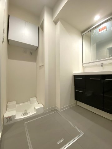 恒陽王子マンションの脱衣所|脱衣所
新調された防水パンや洗面化粧台を備えた機能的なパウダールーム。着替えや入浴動線が考慮された使い勝手の良いレイアウトで、朝の忙しい身支度もスムーズに行えます。