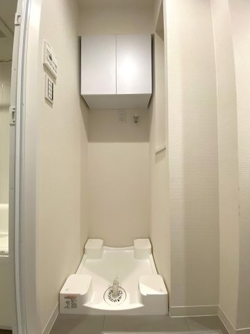 恒陽王子マンションのランドリースペース|ランドリースペース
便利に使えるランドリーパイプを新設したランドリーエリア。洗濯機の配置から室内干しまでの動線がスムーズで、雨の日や夜間の洗濯作業をしっかりサポートしてくれます。