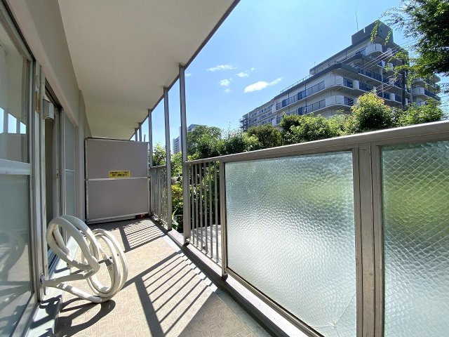 恒陽王子マンションのバルコニー|バルコニー
南東向きで日当たり良好な7.84㎡のバルコニー。専用庭へとつながる開放的な設計で、爽やかな風と明るい陽光を感じながら気持ちよく洗濯物や布団を干せます。