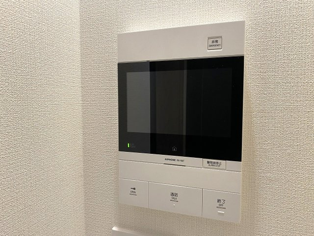 恒陽王子マンションのセキュリティ|TVモニター付きインターフォン
室内から来訪者の顔を一目で確認できるTVモニター付きインターホン完備。敷地内の防犯カメラやオートロックと合わせ、小さなお子様のお留守番時にも大きな安心感をもたらします。