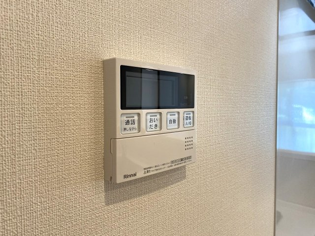 恒陽王子マンションの発電・温水設備|追い炊き機能
スイッチひとつでお湯はり・保温・追い焚きが可能な20号マルチリモコン給湯設備。帰宅時間が異なるご家族でも、いつでも温かいお風呂で1日の疲れを癒やせます。