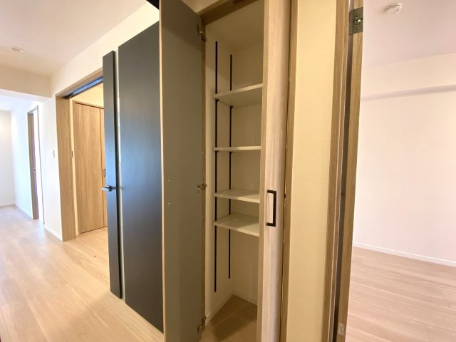 恒陽王子マンションの収納|廊下収納
廊下部分に設けられた可動棚付きの便利な収納スペース。掃除用品や日用品のストック、家族共有のアイテムを一括管理でき、お部屋をすっきりと保つことができます。
