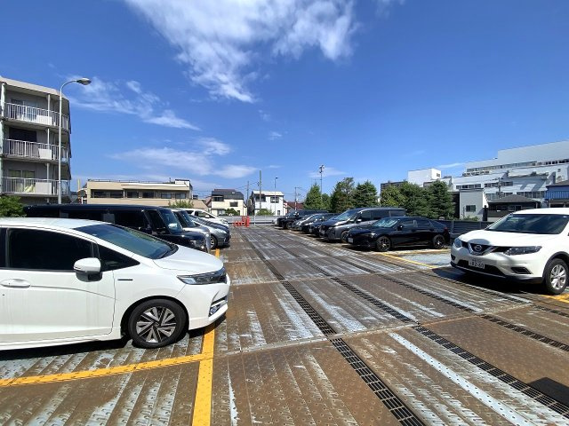 恒陽王子マンションの駐車場|駐車場
通勤や週末のお出かけに便利な「敷地内駐車場」空きあり（月額17,000円 ※要確認）。敷地内に愛車を保管できるため防犯面でも安心感があり、荷物の持ち運びもスムーズです