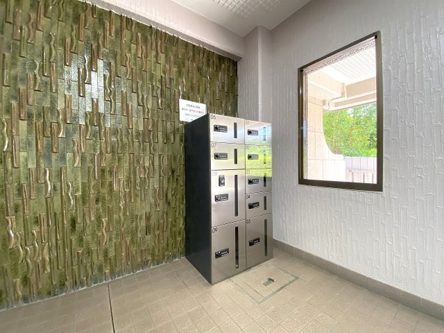 恒陽王子マンションの設備|宅配ボックス
不在時や対面を避けたい時でもスムーズに荷物を受け取れる宅配ボックス完備。ネットショッピングの利用が多い方はもちろん、仕事で帰宅が遅くなる日にも重宝する大変便利で安心感のある設備です。