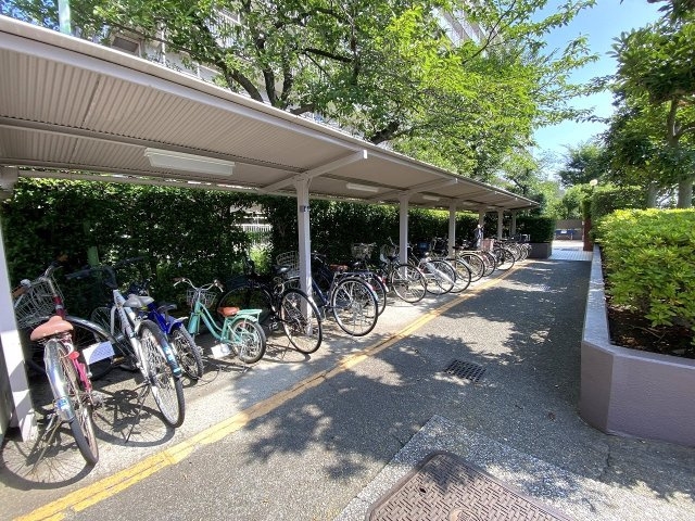 恒陽王子マンションの駐輪場|駐輪場
日常の通勤・通学やお買い物に欠かせない自転車を安全に保管できる敷地内駐輪場（年額2,000円/台）。整理整頓が行き届いたスペースで、お出かけ時もスムーズに出し入れが行えます。