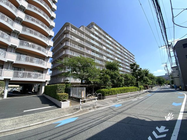 恒陽王子マンションの外観|外観
長谷川工務店施工・総戸数185戸のビッグコミュニティ。大規模ならではの充実した管理体制（日勤）と、管理の行き届いた清潔感のある共用部が安心・快適な暮らしを支えます。