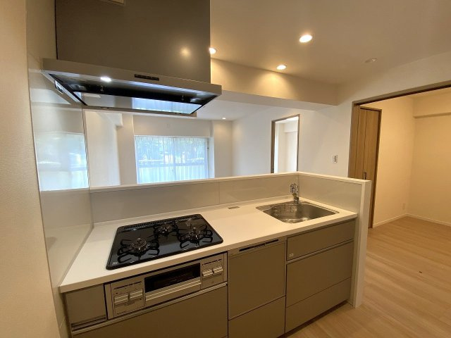 恒陽王子マンションのキッチン|キッチン新規交換　
食洗機や浄水器一体型水栓、3口コンロを標準装備した新規交換システムキッチン（幅1950）。広々とした作業スペースでお手入れもしやすく、毎日の料理や後片付けが快適に行えます。