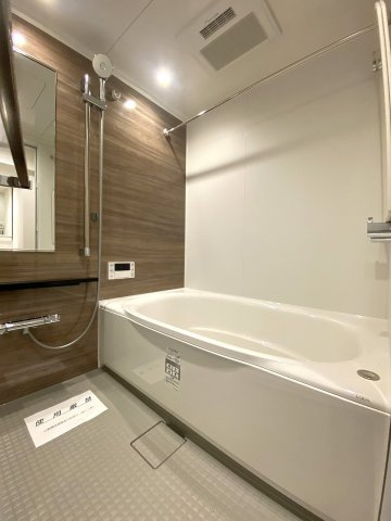 恒陽王子マンションの浴室|ユニットバス新規交換
追焚機能と浴室換気乾燥暖房機を新規設置した1416サイズのユニットバス。天候や時間を気にせず洗濯物を干せ、湿気・カビ対策も万全。1日の疲れをゆったりと癒せます。