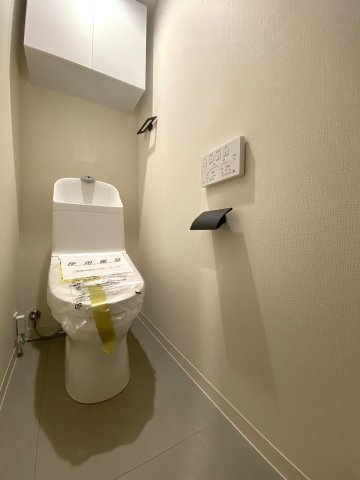 恒陽王子マンションのトイレ|トイレ新規交換
温水洗浄便座一体型のトイレへ新規交換済み。清潔感あふれる最新設備で、衛生面・清掃性ともに優れています。毎日使う空間だからこそ、気持ちよく快適にご使用いただけます。