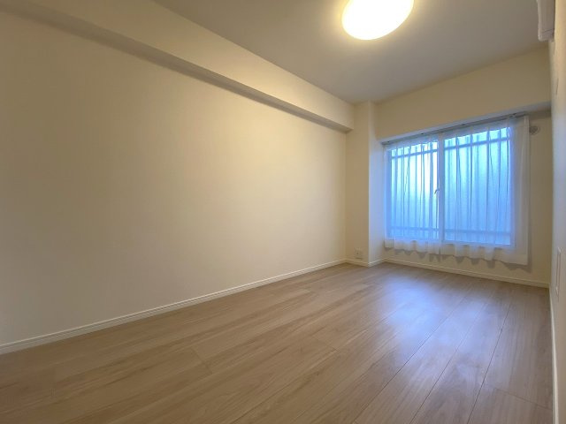 恒陽王子マンションの洋室|洋室5.5帖　間取り図左上の部屋
間取り図北側に位置する約5.5帖の洋室。独立性が高く静かで落ち着いた環境のため、主寝室としてははもちろん、集中しやすいリモートワーク部屋や書斎にもぴったりです。