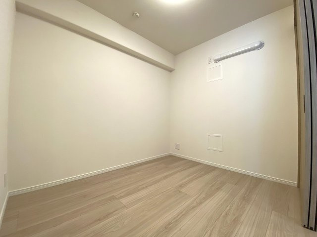 恒陽王子マンションの子供部屋|洋室4.0帖　間取り図真ん中の部屋
間取り図中央に位置する約4.0帖の洋室。クローゼットを備えており、お子様のお部屋や趣味の部屋、衣裳部屋としてなど、ライフスタイルに合わせて柔軟に活用できます