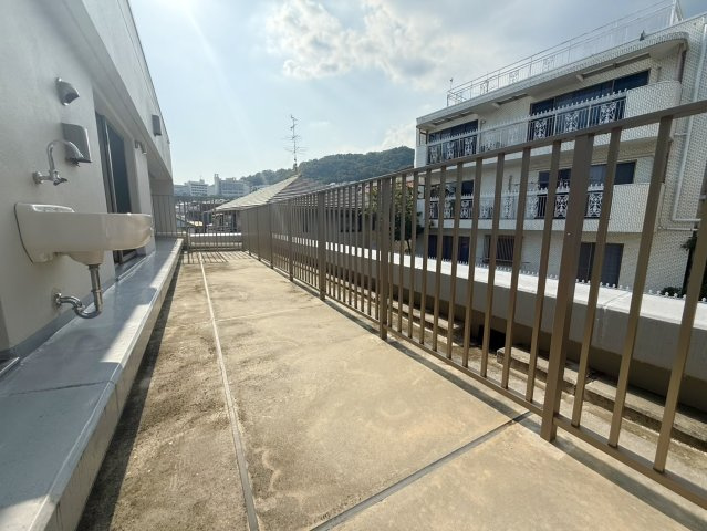 イニシア神戸森北町のバルコニー|約19㎡のルーフバルコニー。