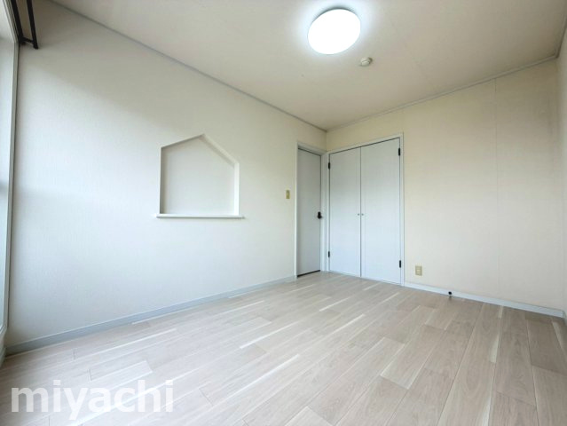 徳島市南矢三町３丁目のアパートの洋室