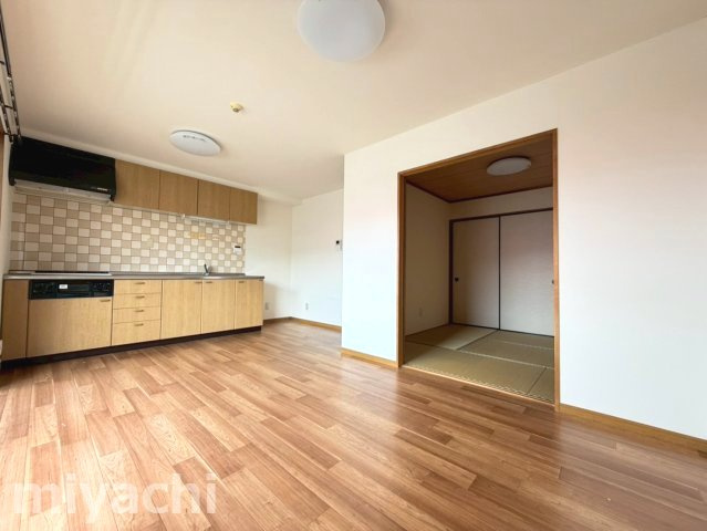 徳島市佐古一番町の賃貸マンションの居間・リビング