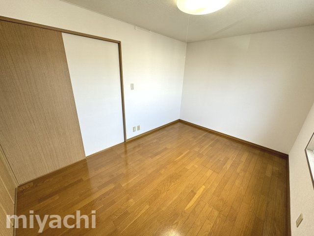 ガーデンヒルズ昭和町Iの洋室