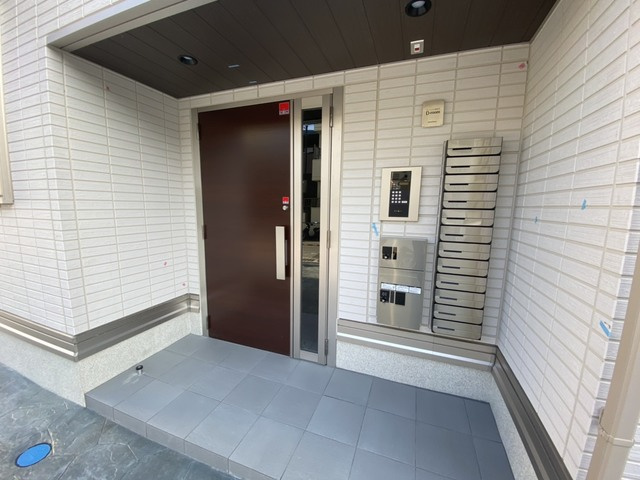 神戸市東灘区本山中町２丁目のアパートのエントランス