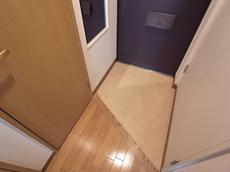 神戸市東灘区岡本２丁目の賃貸マンションの玄関