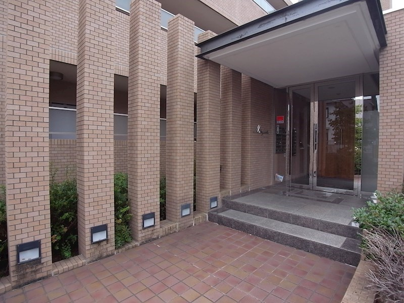 神戸市東灘区岡本２丁目の賃貸マンションのエントランス
