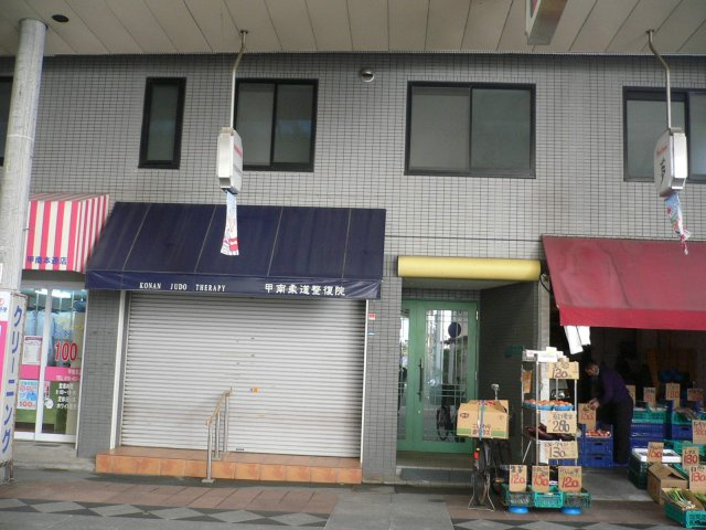 神戸市東灘区甲南町３丁目の賃貸マンションのエントランス