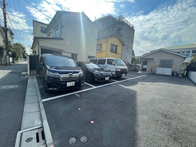 アジールコート大森西の駐車場