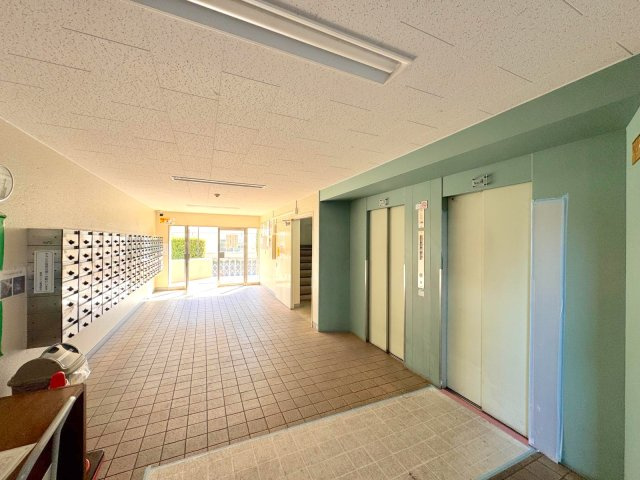 根岸ハイツ２号棟のエントランス|エントランスホール